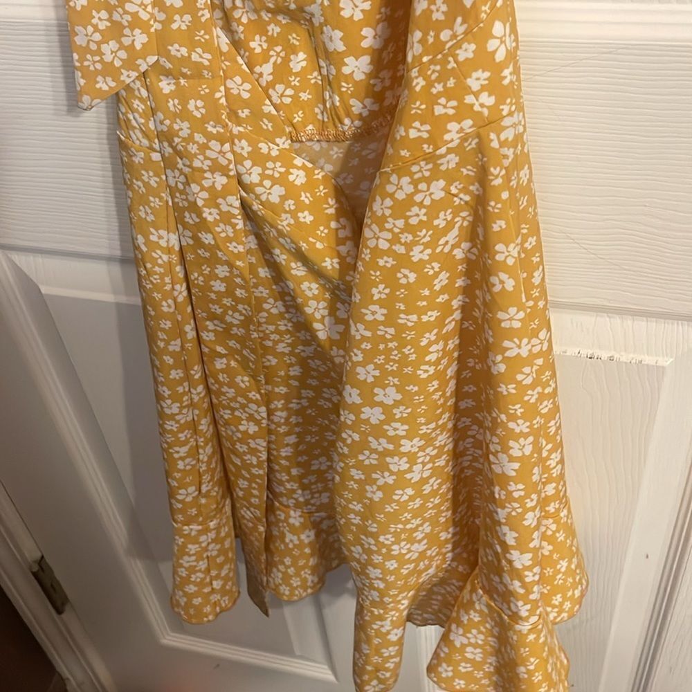 NWOT Boohoo Floral Dress Size 8 - Picture 4 of 5